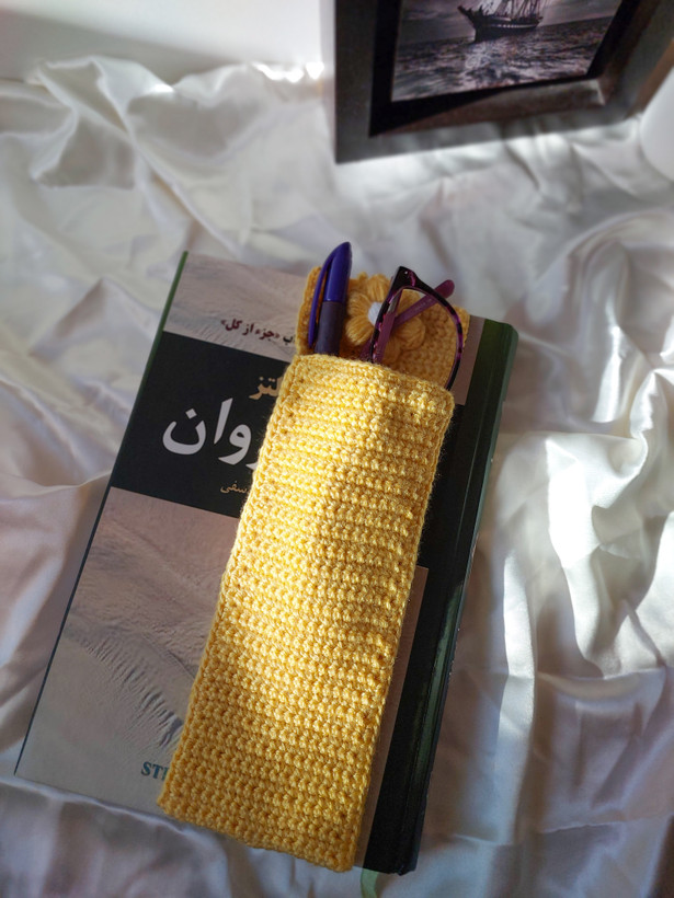 بوکمارک بافتنی گلدار دستساز و کاور عینک و خودکار کد ۳
